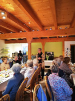 Helga Müller begrüßt alle Frauen