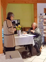 Helga Müller bedankt sich bei Frau Stein für ihre Lesung