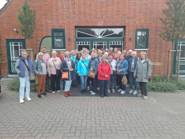 Knapp 40 Frauen auf Kartoffeltour - hier vor dem Hofladen
